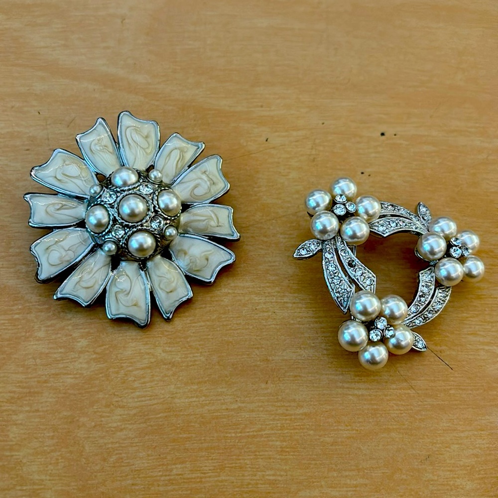 Pearl brooches -set of 2